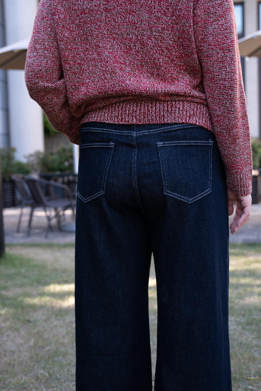 一周发货【直筒阔腿牛仔裤】常规厚度不加绒，大裤腿版型非常好！成分：75%棉24.5%聚酯纤维 0.5%氨纶。正面三角区处理得非常好，平整不尴尬。臀型和裤腿的线条依然特别棒。比一般直筒更宽松的阔腿版型 商品图8