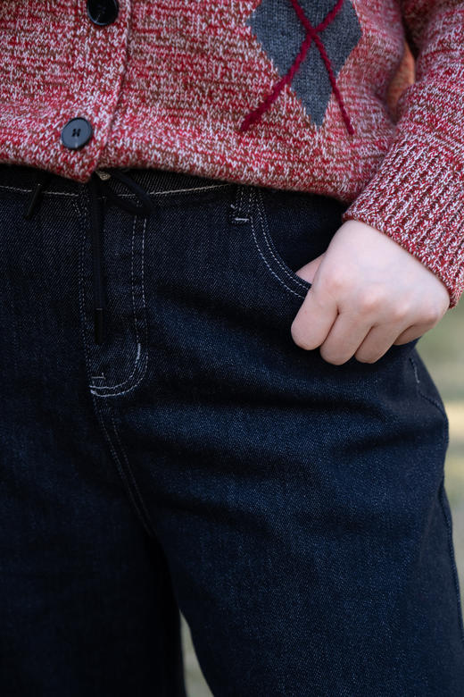 一周发货【直筒阔腿牛仔裤】常规厚度不加绒，大裤腿版型非常好！成分：75%棉24.5%聚酯纤维 0.5%氨纶。正面三角区处理得非常好，平整不尴尬。臀型和裤腿的线条依然特别棒。比一般直筒更宽松的阔腿版型 商品图10