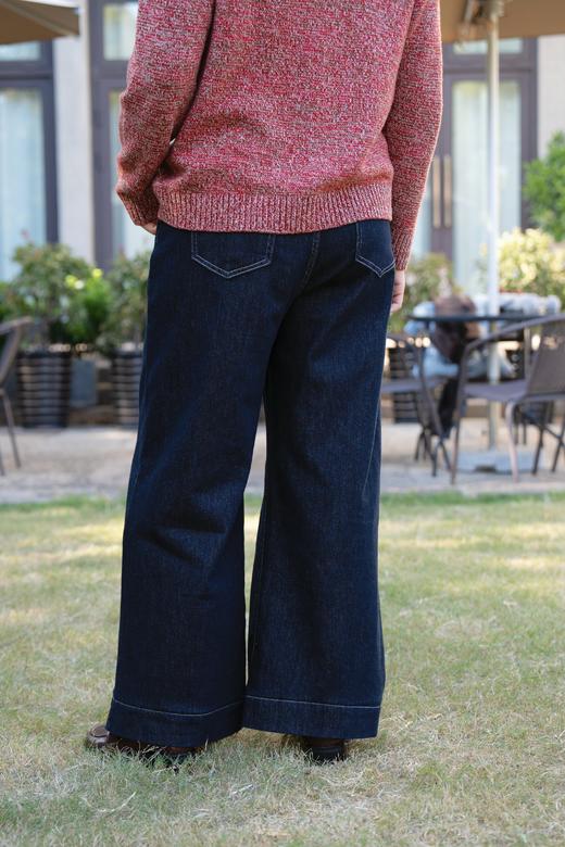 一周发货【直筒阔腿牛仔裤】常规厚度不加绒，大裤腿版型非常好！成分：75%棉24.5%聚酯纤维 0.5%氨纶。正面三角区处理得非常好，平整不尴尬。臀型和裤腿的线条依然特别棒。比一般直筒更宽松的阔腿版型 商品图11