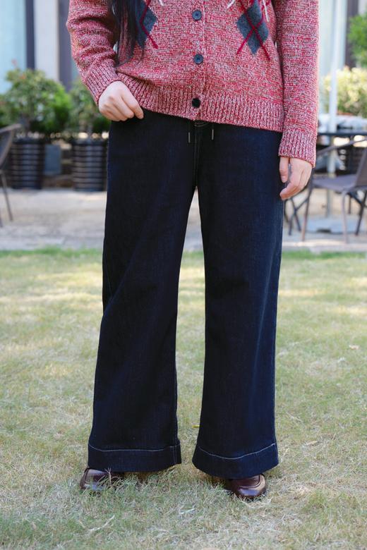 一周发货【直筒阔腿牛仔裤】常规厚度不加绒，大裤腿版型非常好！成分：75%棉24.5%聚酯纤维 0.5%氨纶。正面三角区处理得非常好，平整不尴尬。臀型和裤腿的线条依然特别棒。比一般直筒更宽松的阔腿版型 商品图13