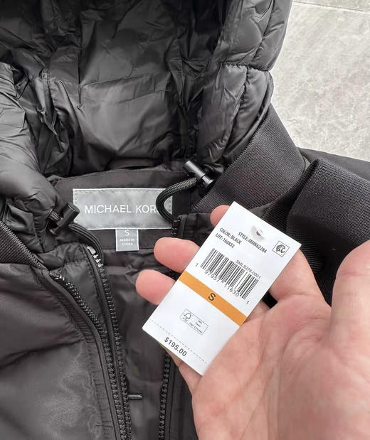 全新正品Michael Kors美单MK25年新款男士运动户外连帽防水加厚棉服棉衣
就一个S170码 只不过今天的MK你知道他
就一件有吊牌 仅作展示 195美金美代同步
两个色 商品图1