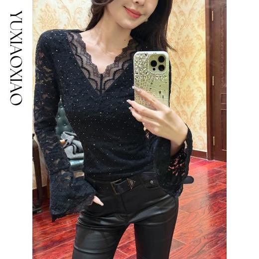 余潇潇【心动预警】弹力修身气质烫钻喇叭袖花边V领蕾丝打底上衣 商品图3