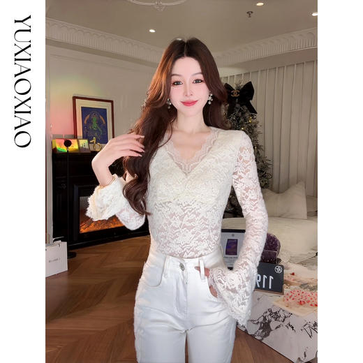 余潇潇【心动预警】弹力修身气质烫钻喇叭袖花边V领蕾丝打底上衣 商品图0