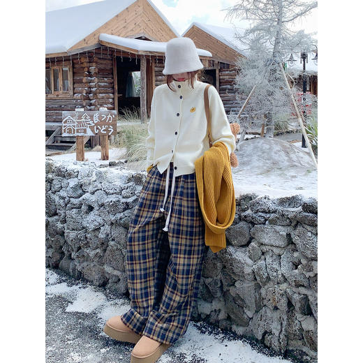 <曾小咸推荐> 现货秒杀！微信超特价！杏色侧边南瓜绣花系扣毛衣 日常199.99 立减100 秒杀99.99！ 商品图2