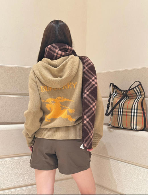 巴宝莉 25年秋冬新品 卡其骑士针织开衫(KX*MM) 商品图0