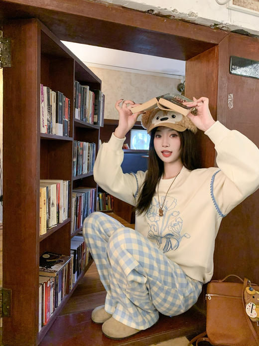 【169元任选2件】现货！杏色蓝色绣花圆领卫衣 商品图9