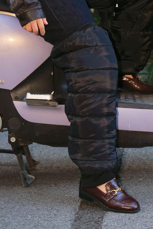 一周发货【骑车护膝 & 腿套】加绒加棉加厚，防水拉链款！外层面料：防水PVC记忆布；内里填充：加厚双层羽绒棉；产品内里：阳离子绒布。骑车护膝女护腿保暖男加厚电动摩托车护膝冬季包腿防寒保护关节 商品图0