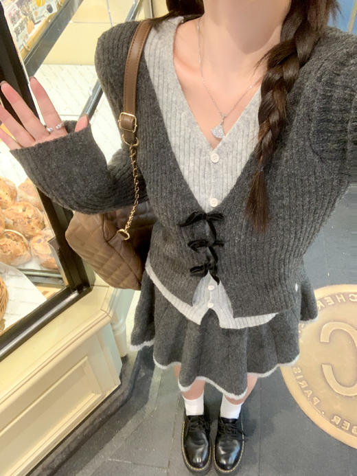 【129元任选2件】现货！深灰色假两件V领上衣 or 半裙 商品图7