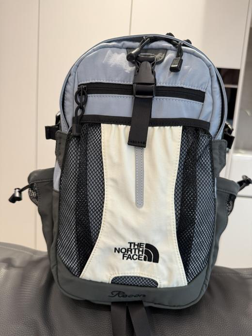 北脸2025秋冬新款Recon双肩包，有纯黑、灰白拼色两色 商品图1