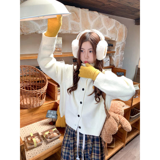 <曾小咸推荐> 现货秒杀！微信超特价！杏色侧边南瓜绣花系扣毛衣 日常199.99 立减100 秒杀99.99！ 商品图3