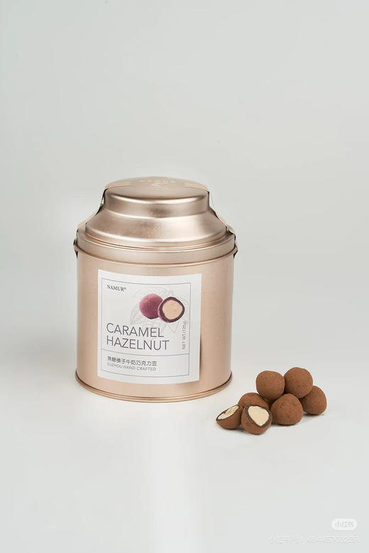 那慕尔NAMUR小金罐系列。一口沦陷。
焦糖榛子巧克力豆：焦糖巴旦木牛奶巧克力
一口坚果巧克力 三重味蕾奢华盛宴
坚果香脆 焦糖甜蜜 巧克力醇厚
每一口都是对甜蜜生活的极致礼赞 商品图3