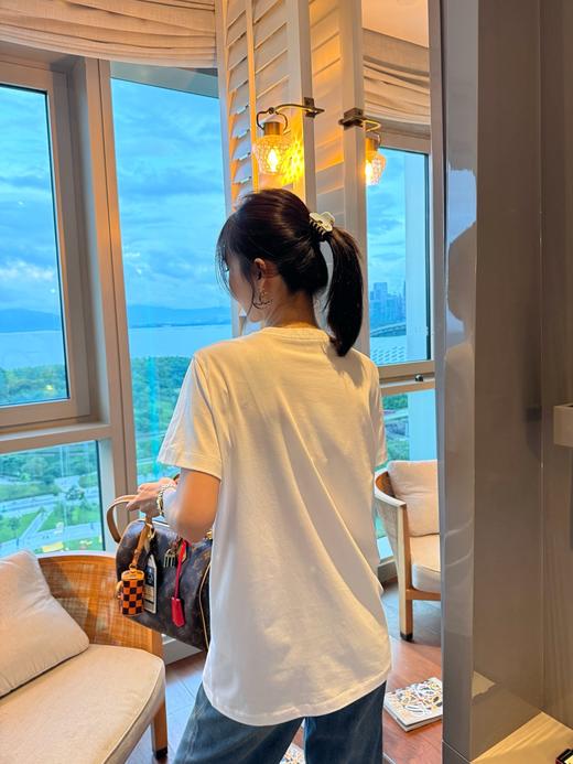 驴家 25年新品✖️Grace·Coddington联名的猫猫系列 白色猫猫度假风中长款印花T恤(KX*MM) 商品图2