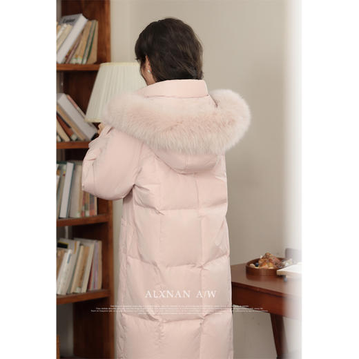 鹿向南《温暖氛围感》90白鸭绒粉色羽绒服女2025冬季真毛领长外套 商品图3