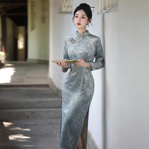 2025秋冬季新款手工盘扣年轻款牛奶丝提花显瘦长款立领新中式旗袍MLS7219 商品图1