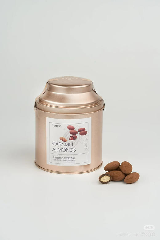 那慕尔NAMUR小金罐系列。一口沦陷。
焦糖榛子巧克力豆：焦糖巴旦木牛奶巧克力
一口坚果巧克力 三重味蕾奢华盛宴
坚果香脆 焦糖甜蜜 巧克力醇厚
每一口都是对甜蜜生活的极致礼赞 商品图4