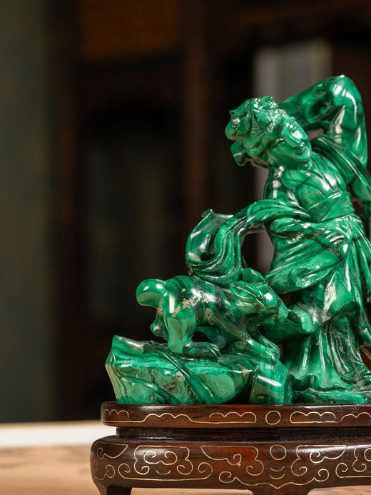 二十世纪	孔雀石雕嫦娥奔月山子摆件（红木座） 商品图4