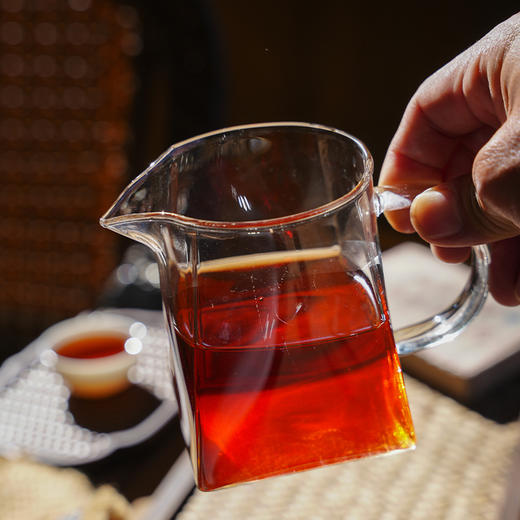 【继04年土鸡孔雀又一代绝唱】2016年经典班章土鸡孔雀熟茶饼；原版原味！土鸡配方标准共同制定者手作；9年陈老熟茶；经典本味；357g/饼，前10名茶友抢拍7发8的机制 商品图3