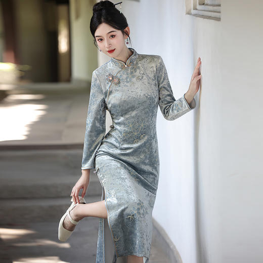 2025秋冬季新款手工盘扣年轻款牛奶丝提花显瘦长款立领新中式旗袍MLS7219 商品图0