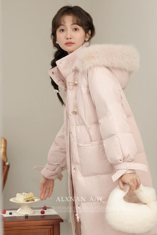 鹿向南《温暖氛围感》90白鸭绒粉色羽绒服女2025冬季真毛领长外套 商品图5