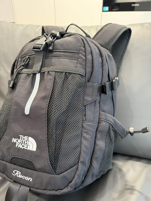 北脸2025秋冬新款Recon双肩包，有纯黑、灰白拼色两色 商品图3