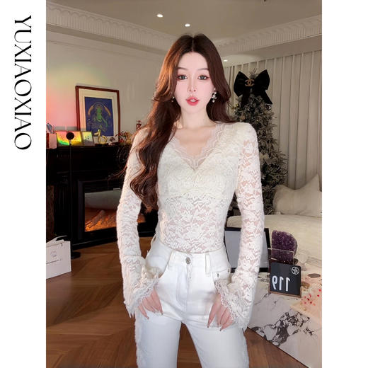 余潇潇【心动预警】弹力修身气质烫钻喇叭袖花边V领蕾丝打底上衣 商品图4