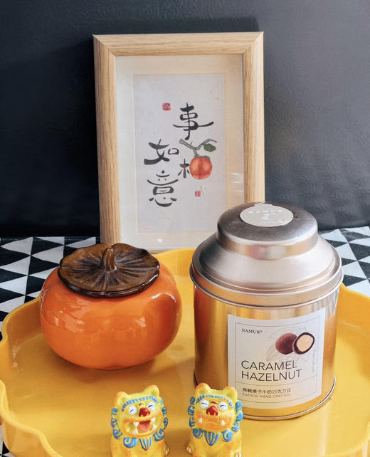 那慕尔NAMUR小金罐系列。一口沦陷。
焦糖榛子巧克力豆：焦糖巴旦木牛奶巧克力
一口坚果巧克力 三重味蕾奢华盛宴
坚果香脆 焦糖甜蜜 巧克力醇厚
每一口都是对甜蜜生活的极致礼赞 商品图7