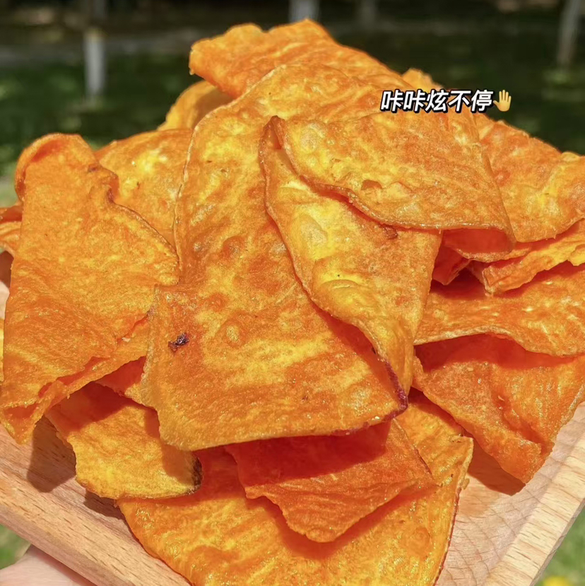 被找疯了的鲜切红薯片，咯嘣好吃 # 每一片美味都，色泽诱人，垂涎欲滴，一入口就有浓浓的红薯原香，清脆爽口，嘎吱嘎吱的口感原原本本地还原了小时候的味道。