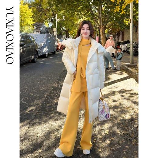 余潇潇【超时空漫游】高克重防钻绒95白鹅绒可拆卸披肩领长款羽绒服 商品图4