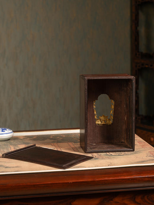 清	红木嵌铜鎏金开窗佛龛 商品图3