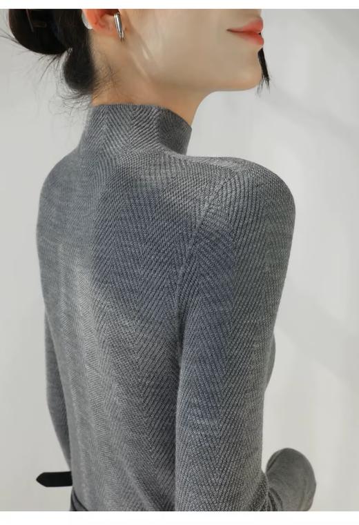 100%美利奴羊毛针织衫 轻盈无压 暖软热感 无缝一体成型  水波纹肌理 气质半高领 米思阳2025秋冬新款  舒适保暖 高弹力针织打底衫5016 商品图4