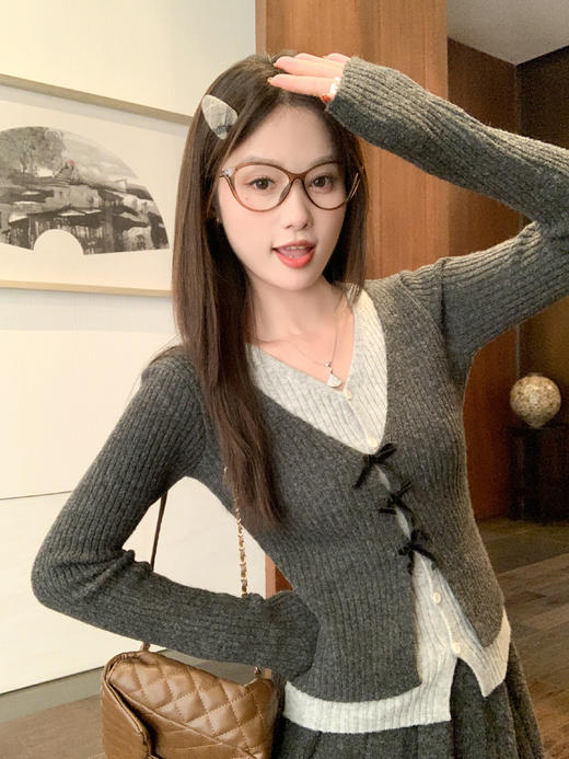 【129元任选2件】现货！深灰色假两件V领上衣 or 半裙 商品图5