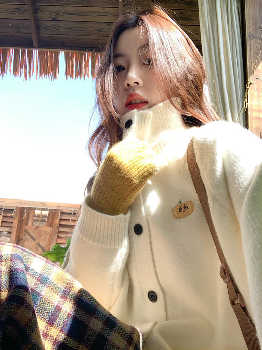 <曾小咸推荐> 现货秒杀！微信超特价！杏色侧边南瓜绣花系扣毛衣 日常199.99 立减100 秒杀99.99！ 商品图8