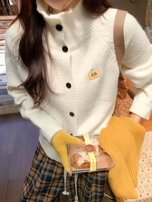 <曾小咸推荐> 现货秒杀！微信超特价！杏色侧边南瓜绣花系扣毛衣 日常199.99 立减100 秒杀99.99！ 商品图10