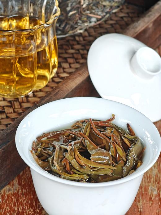 【蜜蜂塘高杆】2024年春茶，非富即贵，一泡难求真正的数百年荒放高杆茶，首发机制拉满！抢2片赠1片！3片赠2片！规格：357克/片 商品图4