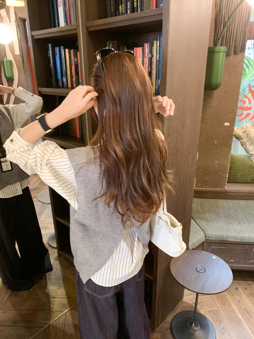 <曾小咸推荐> 现货秒杀！微信超特价！灰色v领针织马甲 日常139.99 立减70 秒杀69.99！条纹衬衫 日常179.99 立减90 秒杀89.99！ 商品图7