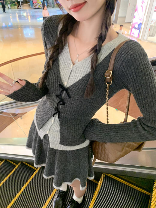 【129元任选2件】现货！深灰色假两件V领上衣 or 半裙 商品图12