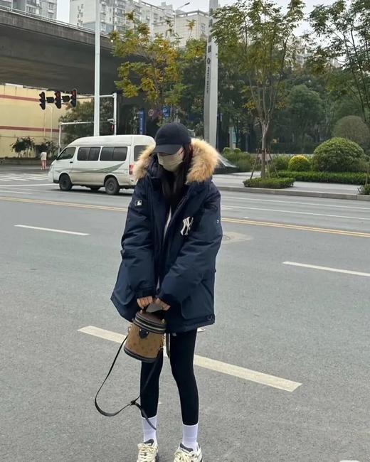 MLB冬季中长情侣款徽标毛领连帽长袖加厚羽绒服 商品图1