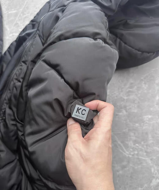 全新正品美版Kenneth Cole中长款加厚男士运动户外连帽棉衣棉服断码捡漏
25年新款 官网200美金加厚中长款棉服
小众且高端的代表
尺码L XL 商品图4