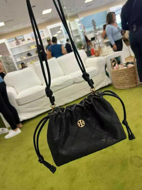 这只超好看🧸黑5折上折，只要¥1850直邮到手ToryBurch willa小号云朵包Drawstring Bag，拉绳＋磁扣设计， 皮质触感如"云朵”般柔软，🉑单肩 🉑斜挎