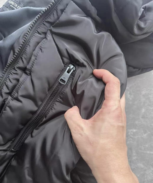 全新正品美版Kenneth Cole中长款加厚男士运动户外连帽棉衣棉服断码捡漏
25年新款 官网200美金加厚中长款棉服
小众且高端的代表
尺码L XL 商品图2