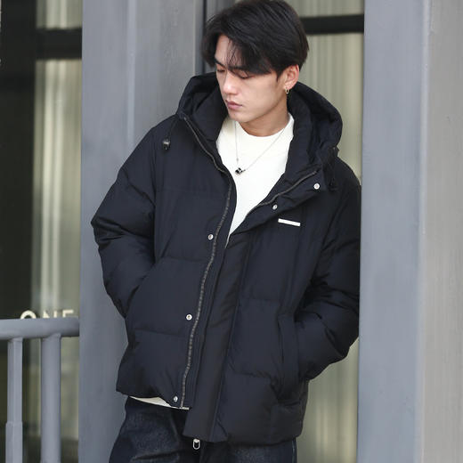 DRONKOO 2025 连帽左胸金属标绗缝基础短款厚羽绒服 商品图3