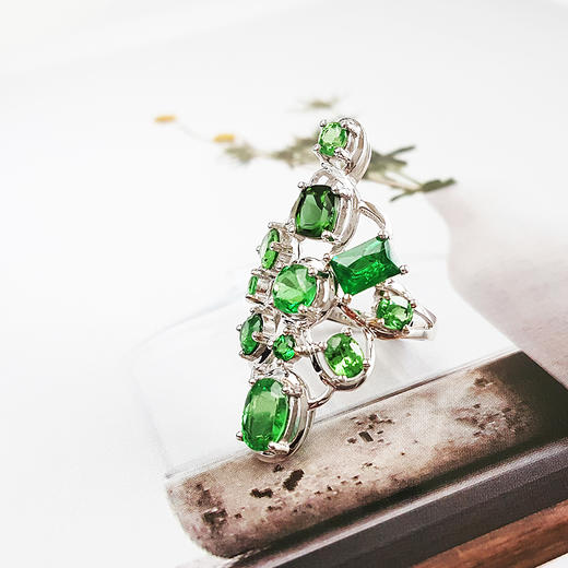 【天然正品】AU750白金群镶天然复古宫廷风设计师款翠绿沙弗莱戒指14.5号（戒圈可改）女士311025TJ29现售价：6880 商品图3