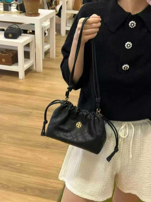 这只超好看🧸黑5折上折，只要¥1850直邮到手ToryBurch willa小号云朵包Drawstring Bag，拉绳＋磁扣设计， 皮质触感如"云朵”般柔软，🉑单肩 🉑斜挎 商品图4