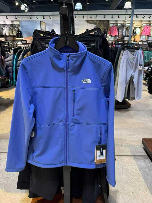 The North Face北面防风软壳 女款冲锋衣外套 始祖鸟同款材质，5折了！只要799 里面薄绒 柔软又挺括 商品图6