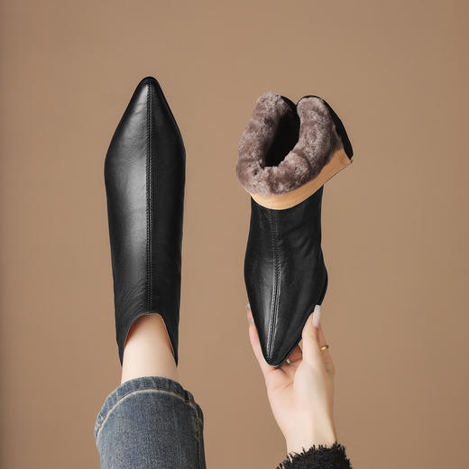 【预售5天】冬季新款黑色短靴洋气羊皮毛一体气质百搭中筒高跟鞋马丁靴女DS&693 商品图3