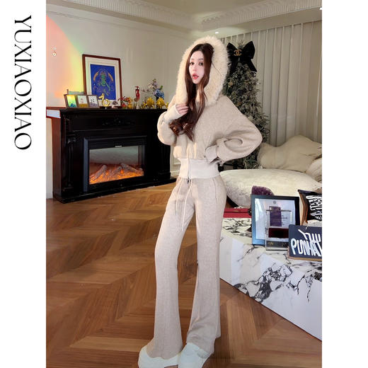 余潇潇【长岛假期】可拆毛领双拉链亮丝短款针织连帽外套&微喇长裤 商品图0