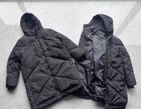 全新正品美版Kenneth Cole中长款加厚男士运动户外连帽棉衣棉服断码捡漏
25年新款 官网200美金加厚中长款棉服
小众且高端的代表
尺码L XL