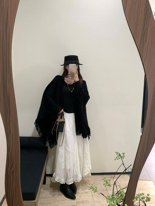 Read Nameless /心机露背黑色打底衫+浪漫肌理人丝白色半裙 2025/11/10 商品图1