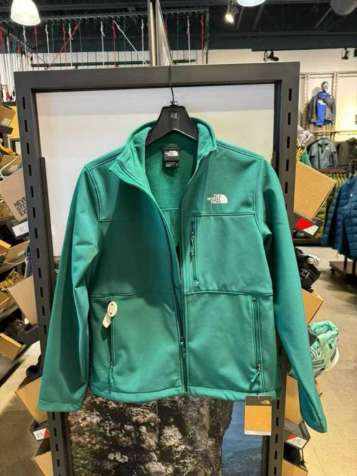 The North Face北面防风软壳 女款冲锋衣外套 始祖鸟同款材质，5折了！只要799 里面薄绒 柔软又挺括 商品图4