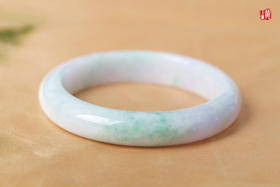 天然翡翠春带彩手镯 圈口：57.8mm